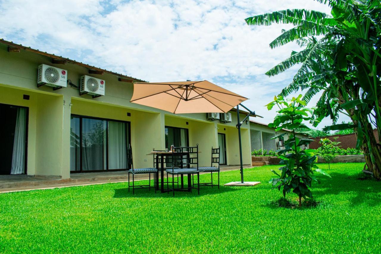Douglas Lodge & Apartments Лилонгве Екстериор снимка