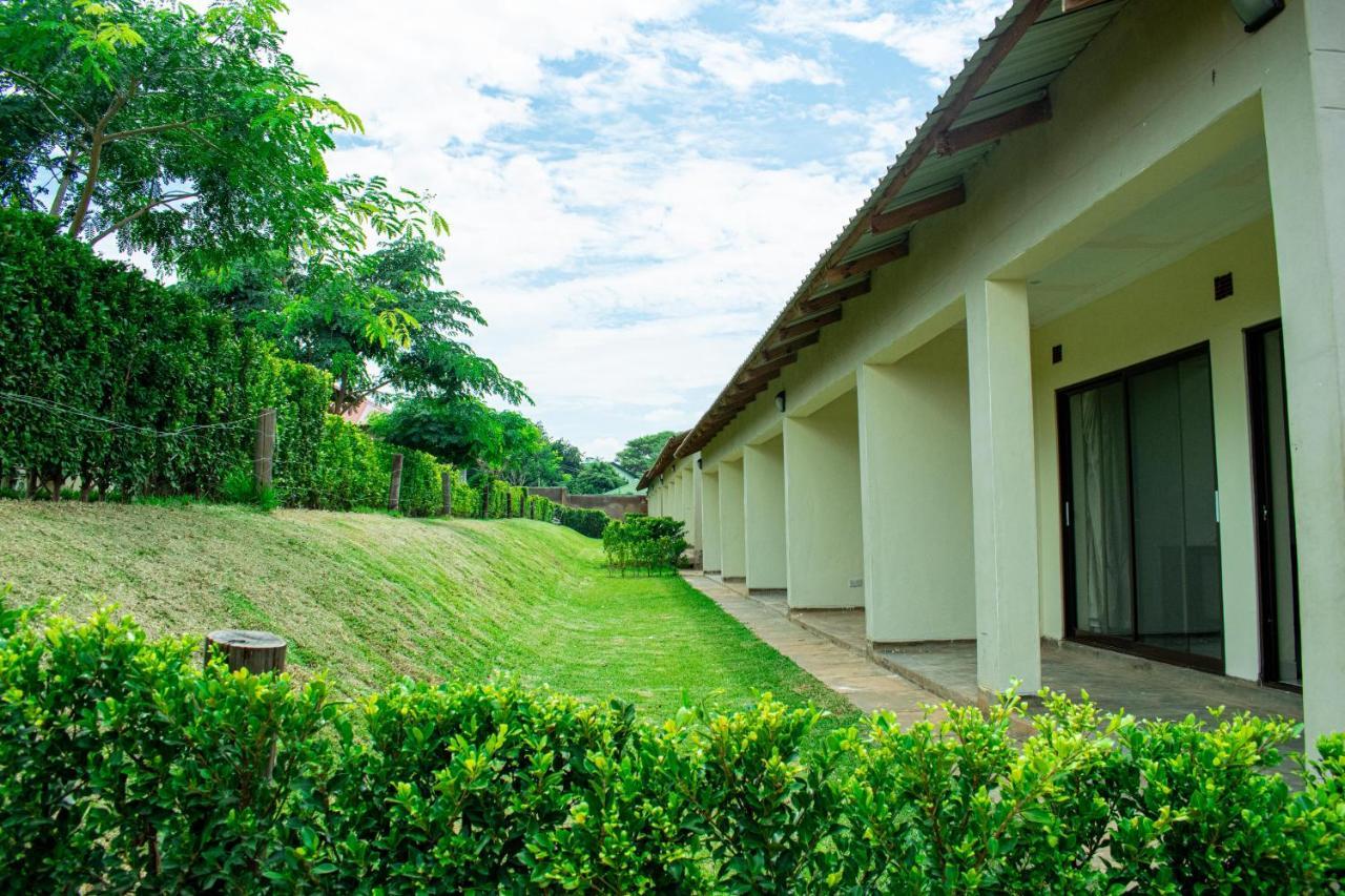 Douglas Lodge & Apartments Лилонгве Екстериор снимка